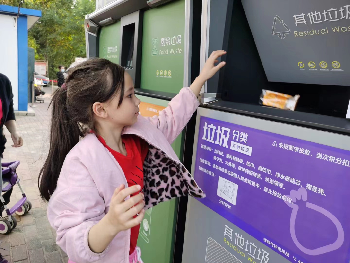 高科技與高顏值并存的智能垃圾分類箱，你身邊有了嗎？